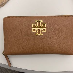 NWT Tory Burch Women's Britten Zip Continental Wallet and Card Case (Bark)